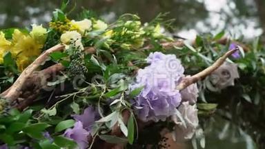 结婚。 结婚典礼。 拱门，装饰着紫罗兰和黄色的矗立在树林里，在婚礼上